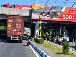 Truk Trailer Salah Jalur, Tersangkut Besi Pembatas Underpass Tol Sidoarjo