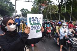 Potret Aksi Warga Jaga Warga Bencana Kabut Asap