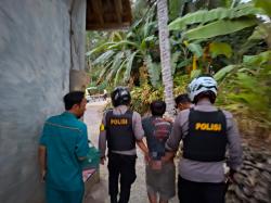Polisi Evakuasi Warga dengan Gangguan Jiwa yang Resahkan Warga di Buayan Kebumen