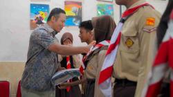 Bupati-Wabup Boyolali Turun Langsung Bagikan Seragam dan LKS Gratis, 21 Ribu Siswa Bakal Terima