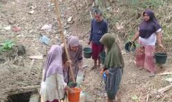 Kemarau Panjang,  Warga Pandeglang Jalan 2 Km Cari Air Bersih, Puluhan KK Bergantung 1 Sumur