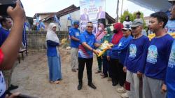 Demokrat Pangkalpinang Bersihkan Lingkungan Rawabangun, Bagikan 1 Ton Beras untuk Warga