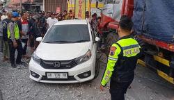 Diduga Rem Blong, Truk Muatan Plastik Hantam Empat Kendaraan dan Apotek