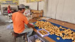 Jual Kue Seribuan, UMKM di Padangan Bojonegoro Ini Raup Omzet Kotor hingga Rp35 Juta Sehari