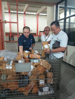Karantina Jatim Perkuat Pengawasan Komoditas di Jalur Pos dan Bandara Dhoho Kediri