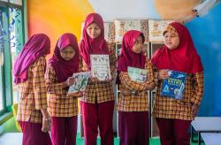 Dukung Literasi Pelajar, MORAZEN Yogyakarta Sumbang 90 Buku untuk SDN 1 Temon Wetan