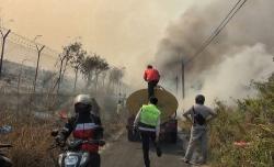 Karhutla Muncul di Area Pagar Perimeter Bandara Tjilik Riwut, Kabut Asap Ganggu Penerbangan