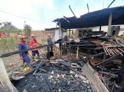 Bakar Sampah Ditinggal Pergi, Kandang dan Tumpukan Kayu di Ngunut Terbakar