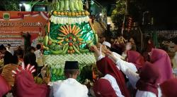 Tradisi Ancak Agung, Ratusan Masyarakat Sekarputih Berebut Tumpeng Hasil Bumi Peringati Maulid Nabi