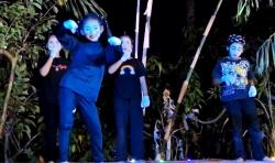 Keseruan Anak-Anak Desa Serag Ponorogo Belajar Pantomim dari Dosen Seni Unesa