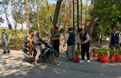 Perhutani Ajak Warga Jaga Kebakaran dan Kelestarian Hutan, 200 Bibit Jati Dibagikan Gratis ke  Warga