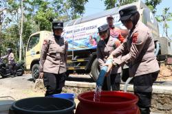 Hari Polwan, Polresta Salurkan 10.000 Liter Air Bersih ke Warga 