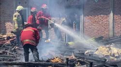 Pergi ke Sawah, Rumah Limasan Kayu di Patebon Terbakar Dugaan Korsleting