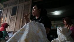 Kisah Perempuan Pelestari Batik Tulis di Tengah Transisi Energi