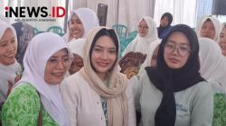 Berlliana Lovell Pakai Kerudung Diserbu Ibu-ibu Muda di Jombang, Berebut Foto Selfie