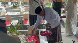 Terpilih Ketua Umum PBNU, Gus Kikin Ziarah Bawa Tongkat KH Hasyim Asy'ari di Tebuireng Jombang