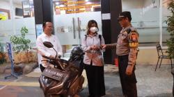 Motor Dikira Hilang, Warga Lamongan Baru Ingat Lupa Diparkir 3 Hari di Depan Retail