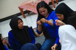 Dari Balik Jeruji Jadi Karya Bernilai, Warga Binaan Perempuan Lapas Banyuwangi Belajar Meronce Tas
