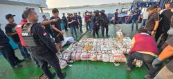 BNN dan Tim Gabungan Amankan 800 Kg Ketamin di Perairan Natuna Utara