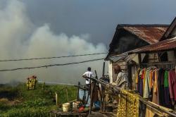 Potret Pemadaman Karhutlah Yang Ancam Rumah Warga