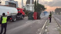 Diduga Sopir Mengantuk, Truk Colt Diesel Terguling Usai Tabrak Tiang PJU di Lamongan