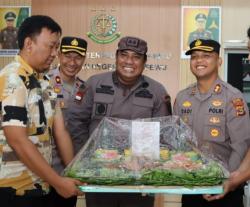 Kejari Pringsewu Dapat Kejutan Tumpeng dari Kapolres Dadi di Hari Kejaksaan