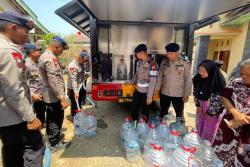 Brimob Polda Jateng Distribusikan Air Bersih Siap Konsumsi bagi Warga Terdampak Kekeringan