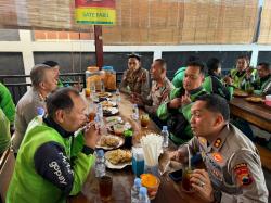 Temui Ojol Boyolali, Dirlantas Polda Jateng Bagikan Sembako dan Tekankan Keselamatan