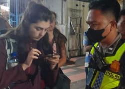 Wisatawan Asing Kebingungan di Tengah Padatnya Pelabuhan Ketapang, Respons Polisi Ini Jadi Sorotan
