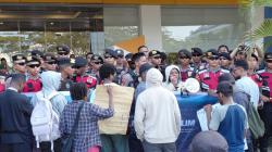 Sejumlah Massa Demo Bubarkan Papeda Summit 2026 di Kota Sorong, Aparat Bersiaga