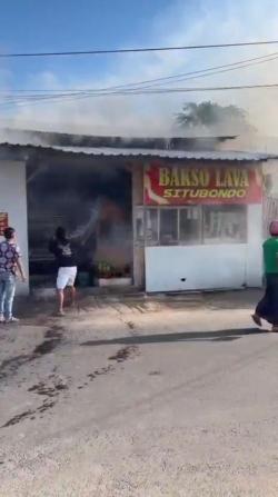 Diduga Akibat Korsleting, Warung Bakso Lava di  Situbondo Terbakar