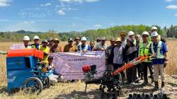 PT TAJ Serahkan Traktor dan Mesin Perontok Padi untuk Petani di Banjar