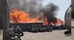 Parkiran Truk dan Kayu Pallet Cargo Jati Lama Pabrik Semen di Tuban Terbakar