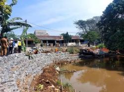 Langganan Banjir dan Longsor, Kali Angke Villa Pamulang Dipasangi Bronjong 164 Meter