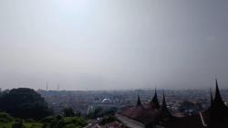 Kabut Asap Selimuti Bukittinggi, Anak dan Lansia Disarankan Kurangi Aktivitas di Luar