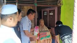 Tak Hanya Tangkap Penjahat, Tim Resmob Polres Pangkep Berbagi Sembako ke Warga