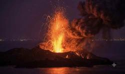 Gunung Anak Krakatau Erupsi Semburkan Lava Cair 300 Meter