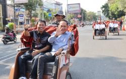 200 Becak Listrik Bantuan Presiden Diserahkan kepada Pengemudi Becak di Kota Cirebon