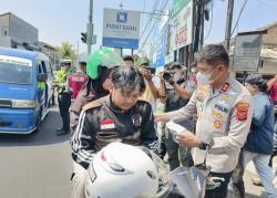 Abu Vulkanik Anak Krakatau Mulai Terasa di Cianjur, Polres Bagikan 2.000 Masker Untuk Warga