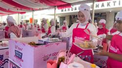 Mama-Mama Kompak Masak Ayam Kecap Khas Palembang, 750 Porsi Dibagikan Gratis