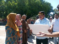 Ribuan Warga Antre Pencairan Bantuan Rp900 Ribu di Alun-Alun Nganjuk
