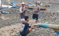 Abu Vulkanik Gunung Anak Krakatau Terasa di Jalan, Nelayan Tetap Melaut demi Dapur Ngebul