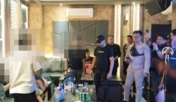 Razia THM di Kota Cirebon, Polisi Sita Puluhan Botol Miras dari Berbagai Merek