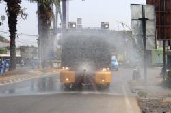 Polisi Kerahkan Water Cannon Bersihkan Abu Vulkanik Anak Krakatau di Tangerang