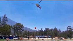 Kebakaran Kawah Ijen Belum Padam, Helikopter Water Bombing Fokus Amankan Jalur Pendakian