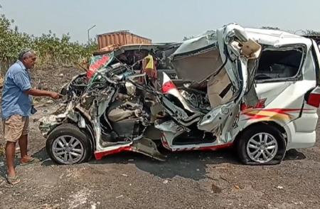 Penampakan Ambulans usai Kecelakaan Beruntun di Tol Batang-Semarang Tewaskan 3 Orang