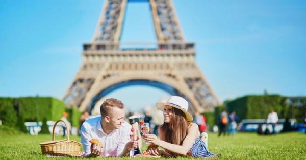 Tangkapan Layar Video Viral Sejoli Naik Motor ke Menara Eiffel, Awalnya Dikira Editan