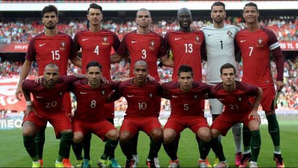 Kapten Timnas Portugal Cristiano Ronaldo (tengah) dan rekan-rekannya berlatih di Algarve Stadium, Faro, jelang meladeni Lithuania pada lanjutan Kualifikasi Euro 2020 Grup B di Estadio Elgarve, Jumat (15/11/2019) dini hari WIB. (Foto: AFP)