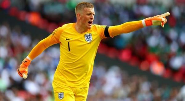 Pickford Kiper Timnas Inggris Jordan Pickford (kanan) bersama pacarnya, Megan Davison. (Foto: Daily Mail)