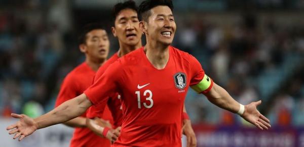 Son Heungmin Pemain Tottenham Hotspur Son Heung-min terpukul karena membuat Pemain Everton Andre Gomes patah kaki ketika kedua tim bermain imbang 1-1 di Goodison Park, Minggu (3/11/2019) malam. (Foto: Oli SCARFF/AFP)